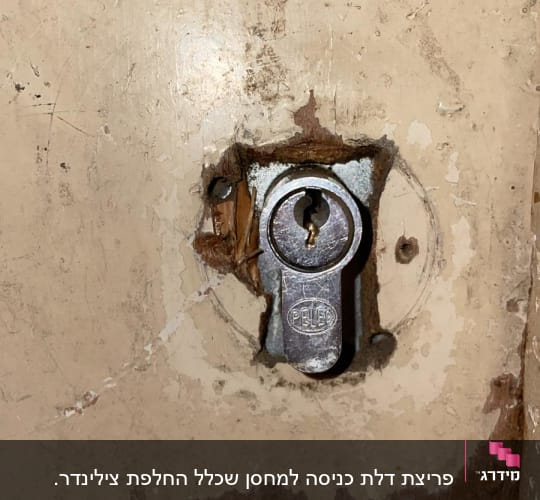 מנעול מתכת ישן בדלת עץ פגומה